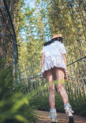 《穿长筒袜的有夫之妇》_高清迅雷下载